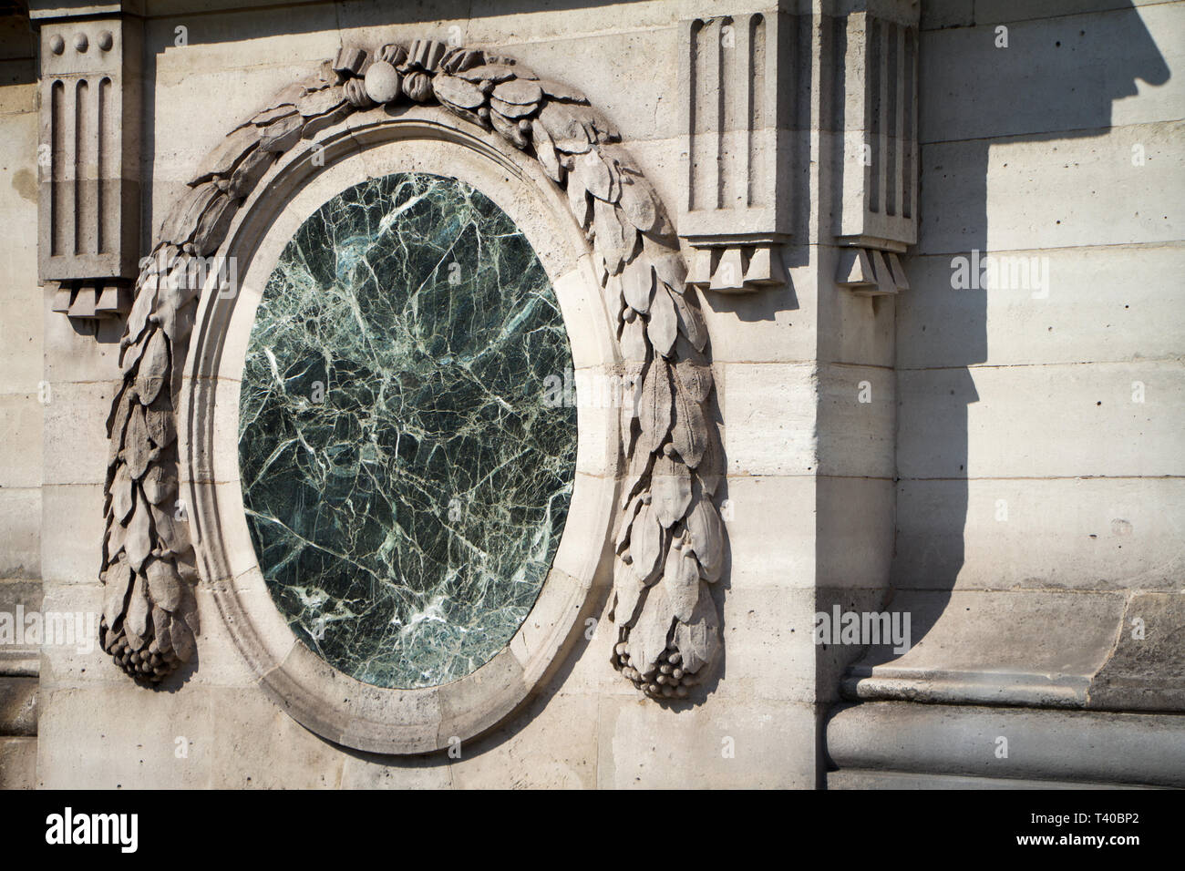 Element der architektonischen Gestaltung der Gebäude, Cameo, und Muster oon Place de la Concorde, Paris, Frankreich, Öffentlicher Ort. Stockfoto