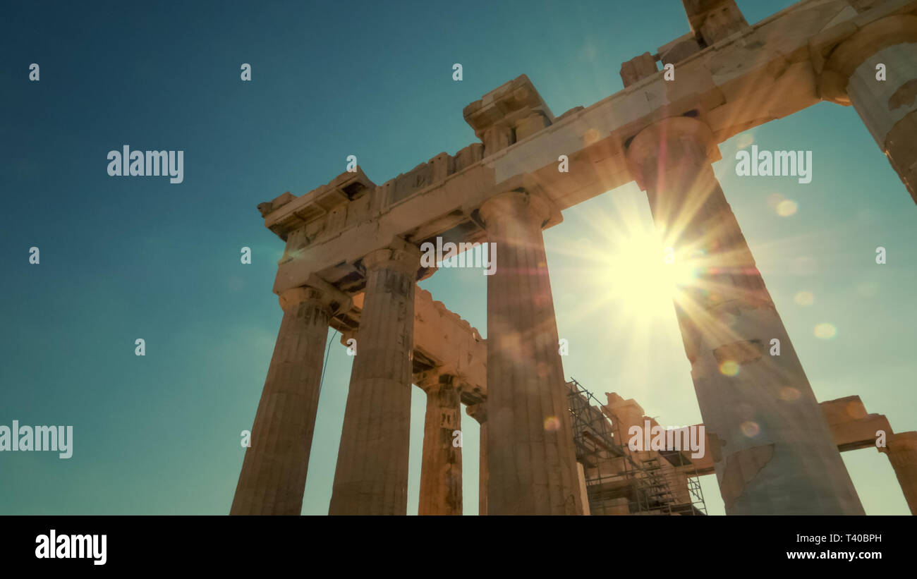 Sonne und Säulen des Parthenon auf der Akropolis in Athen, Griechenland Stockfoto