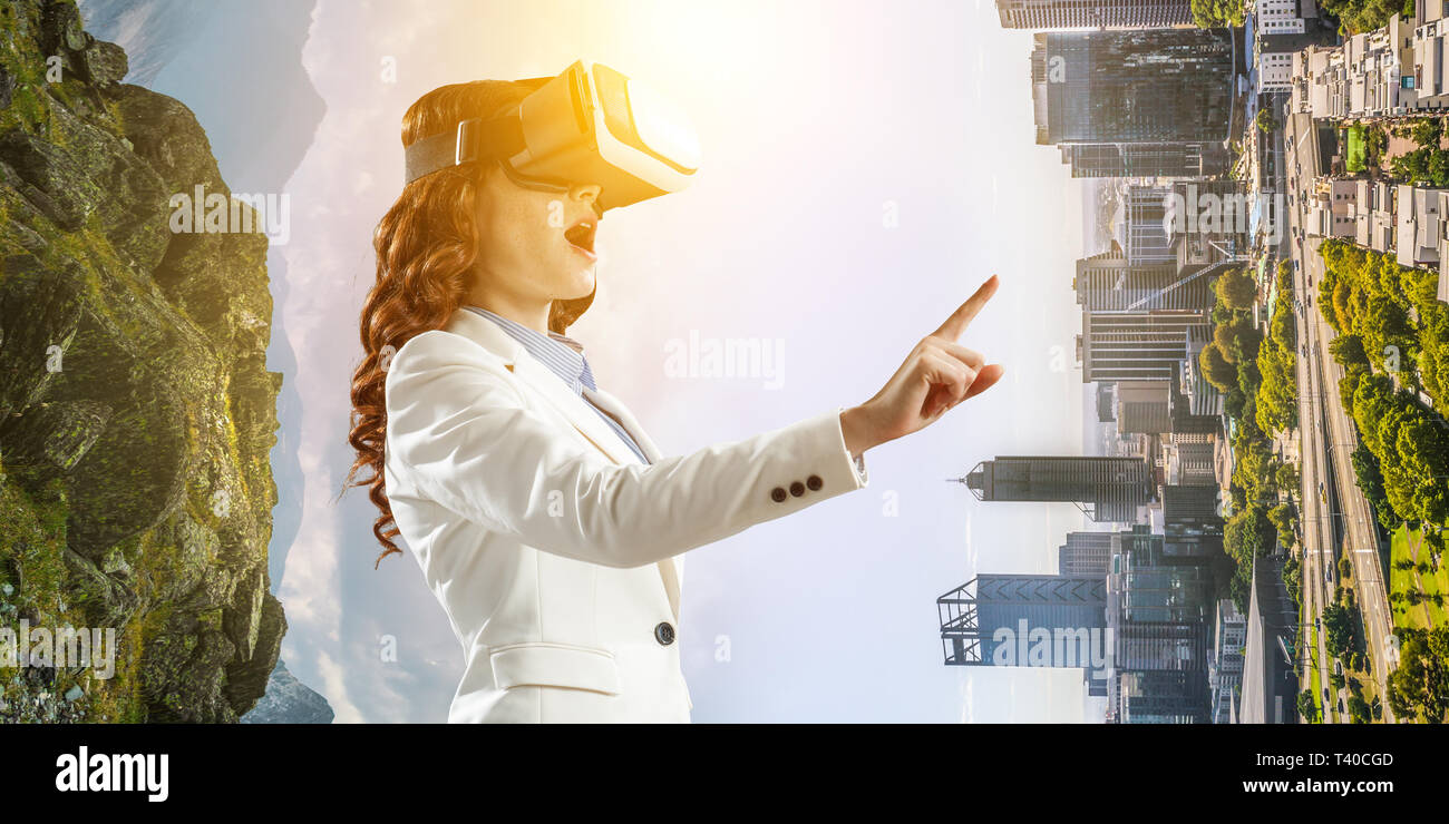 Junge weibliche in der virtuellen Realität. Mixed Media Stockfoto