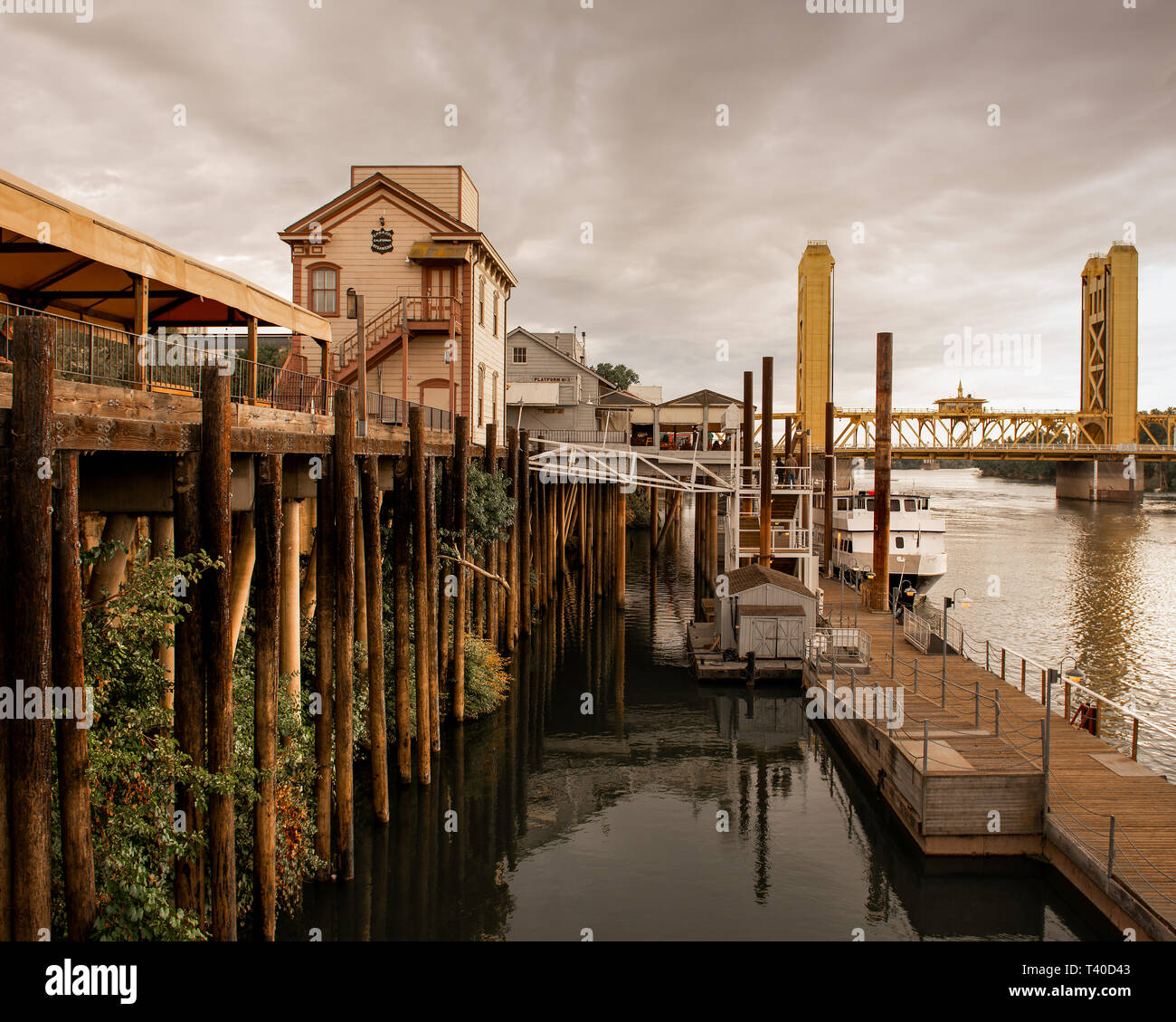 Eine einzigartige Perspektive auf das Wasser in der Altstadt von Sacramento, Kalifornien, ist ein beliebtes Ziel für Reisende in die Hauptstadt. Stockfoto