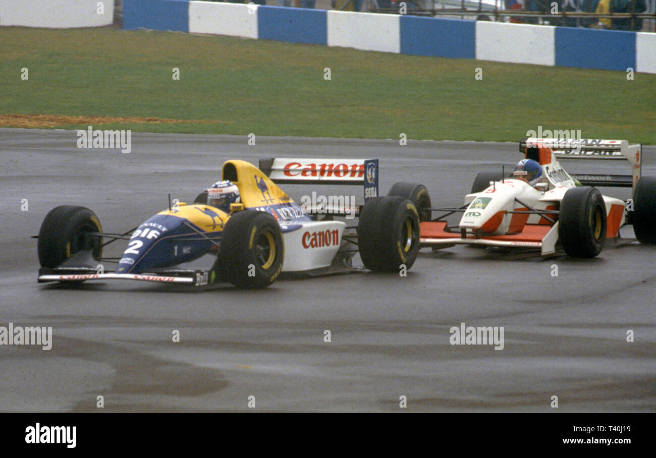 1993 europäischen Grand Prix von Donington. Alain Prost in Williams Renault FW 15 C führt Derek Warwick in der beinarbeit Mugen FA 14. Stockfoto