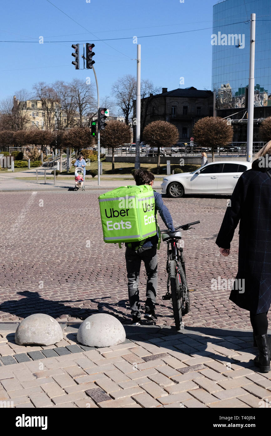 Uber isst Treiber Lieferung von Nahrung in der Stadt Kiew, Ukraine Stockfoto