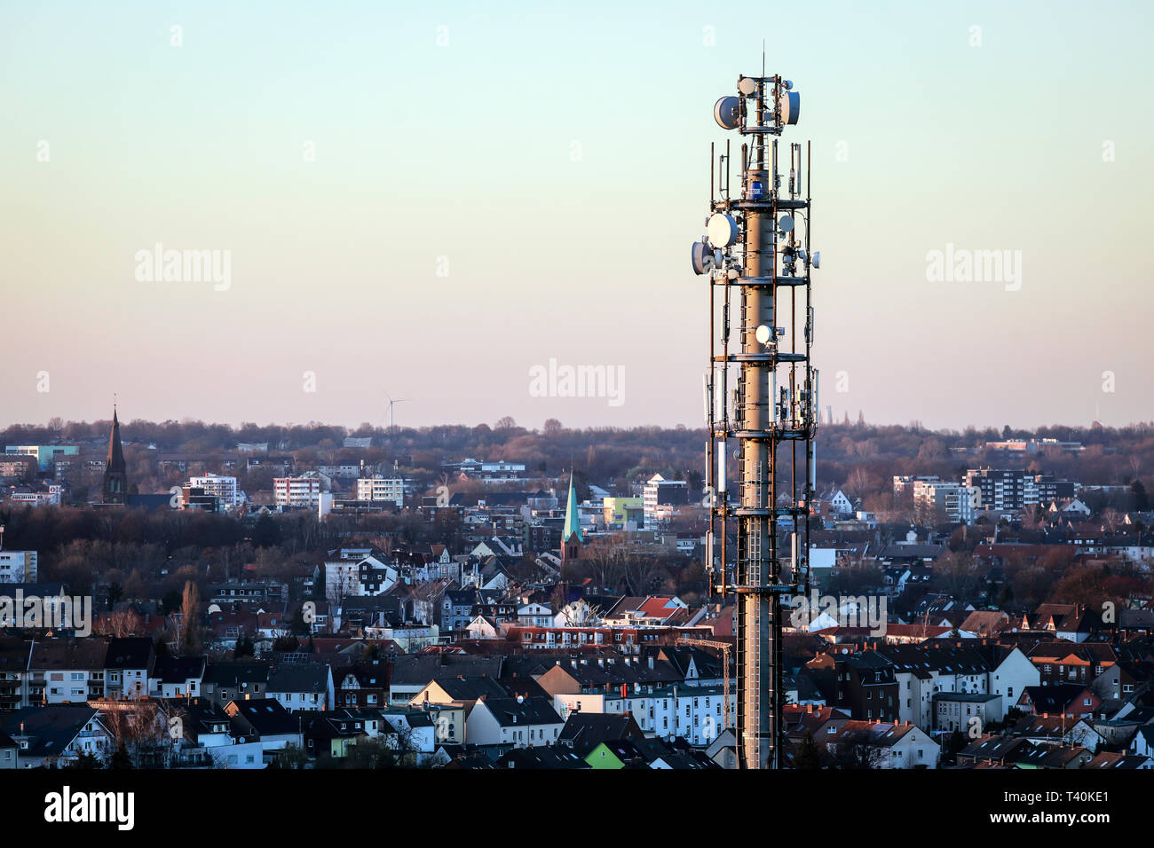 Herten, Ruhrgebiet, Nordrhein-Westfalen, Deutschland - Mobile phone Mast in der städtischen Wohngebiet. Herten, Ruhrgebiet, Nordrhein-Westfalen, Deutschl Stockfoto