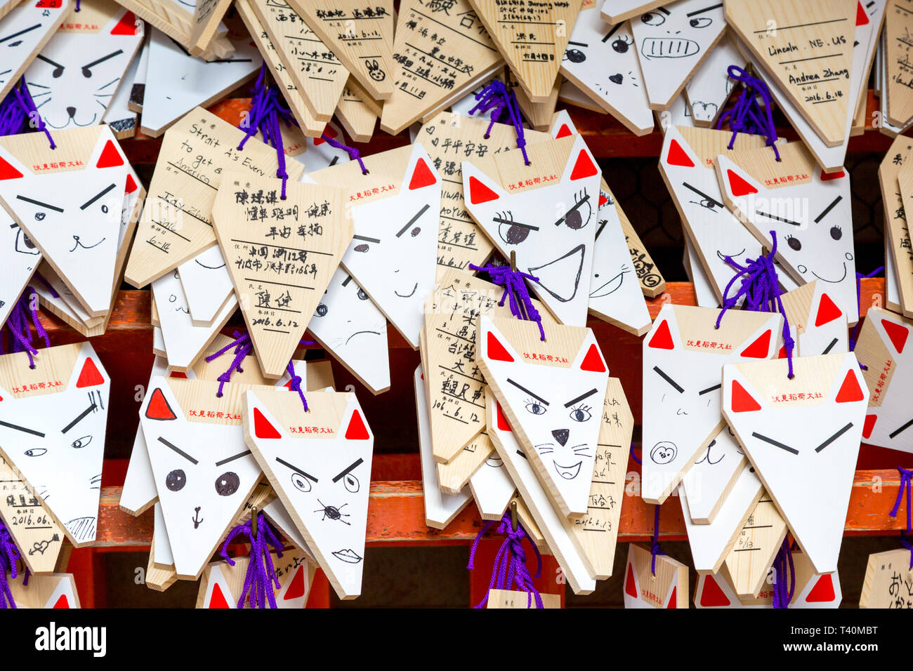 Kyoto, Japan - 14. Juni 2016: Gebete zum Fox Gott oder Kitsune, Fushimi Inari Schrein, Kyoto, Japan Stockfoto