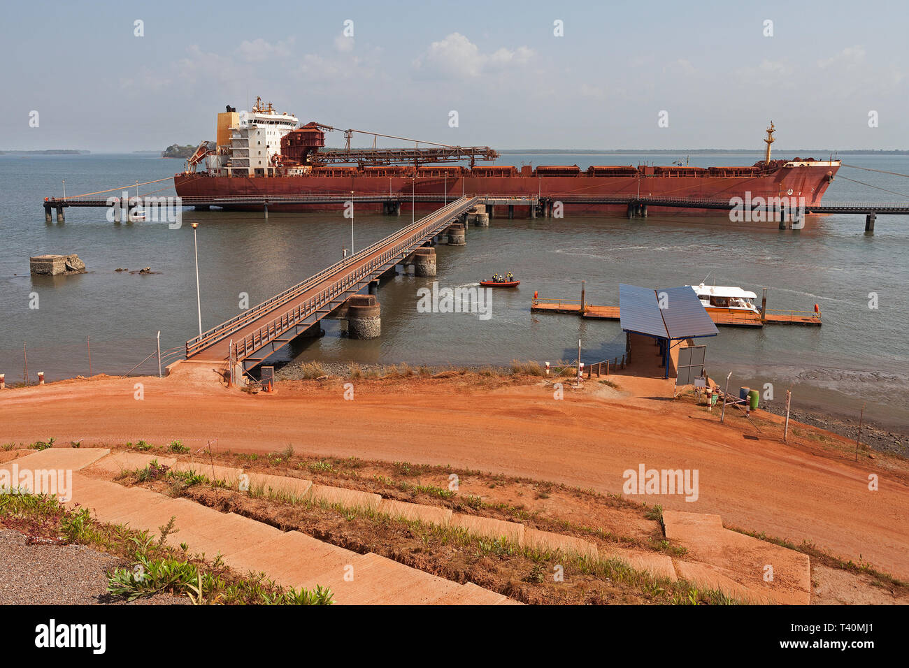 Port Operations für den Transport von Eisenerz. Ab Hafen Bürobereich zu TSV Schiff vertäut am Steg layby, bevor Sie zu laden. Stockfoto