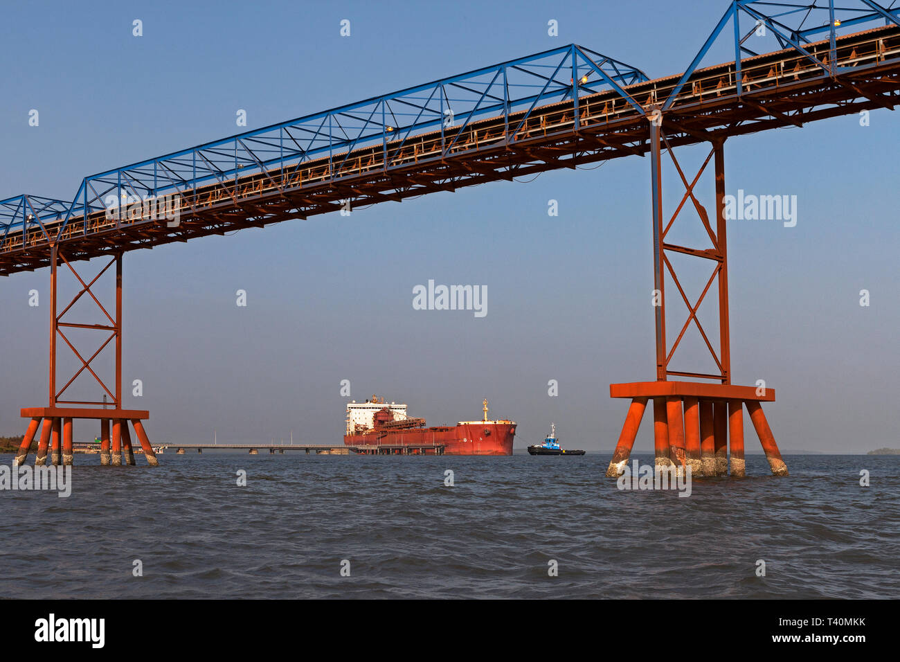 Port Operations für den Transport von Eisenerz. Blick durch Laden Förderband tug Vorbereitung TSV-transhipper zu laden Jetty zu bewegen Stockfoto