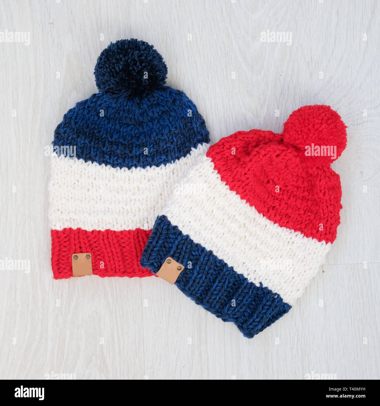 Nette gemütliche gestrickte Kinder Navy Red Hats eingestellt Stockfoto