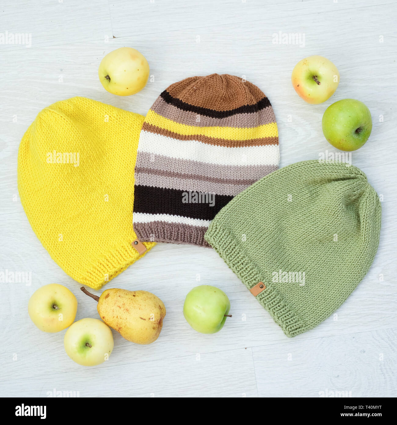 Nette gemütliche gestrickte Kinder Hüte mit Apple Stockfoto