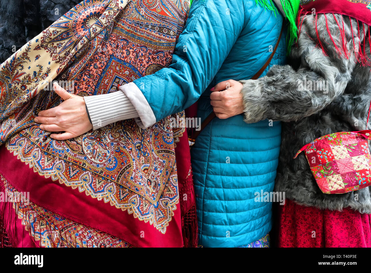 Die Teilnehmer des traditionellen Festival in verschiedenen ethnographischen Kostüme pose im Frühjahr an einen Fotografen in der lettischen Hauptstadt Riga Stockfoto