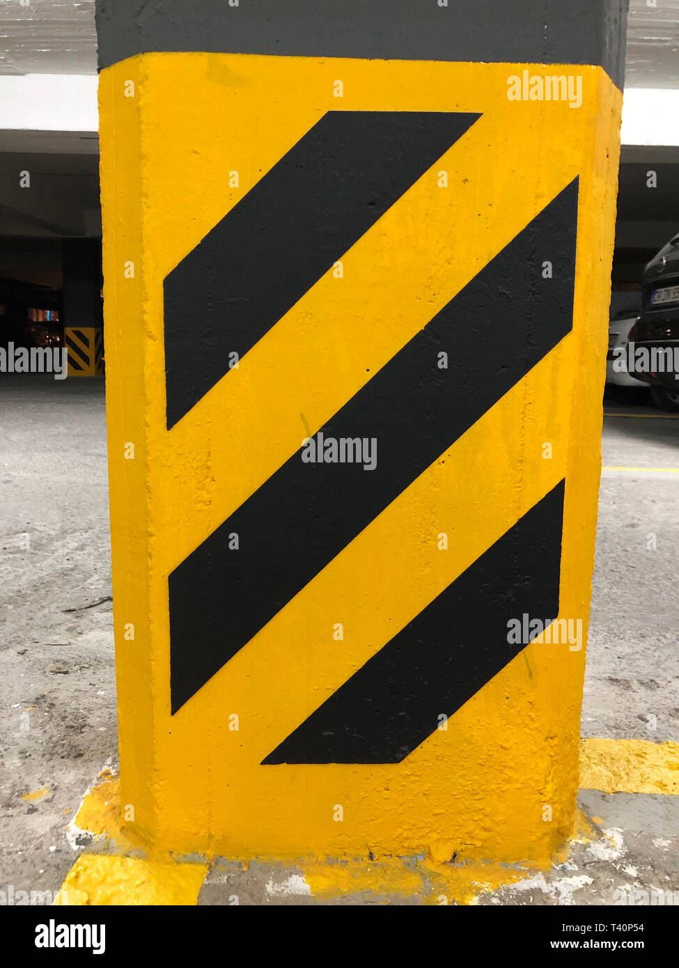 Foto einer potenziellen Gefahr diagonale Streifen auf einem Spalten in einen Parkplatz. Stockfoto