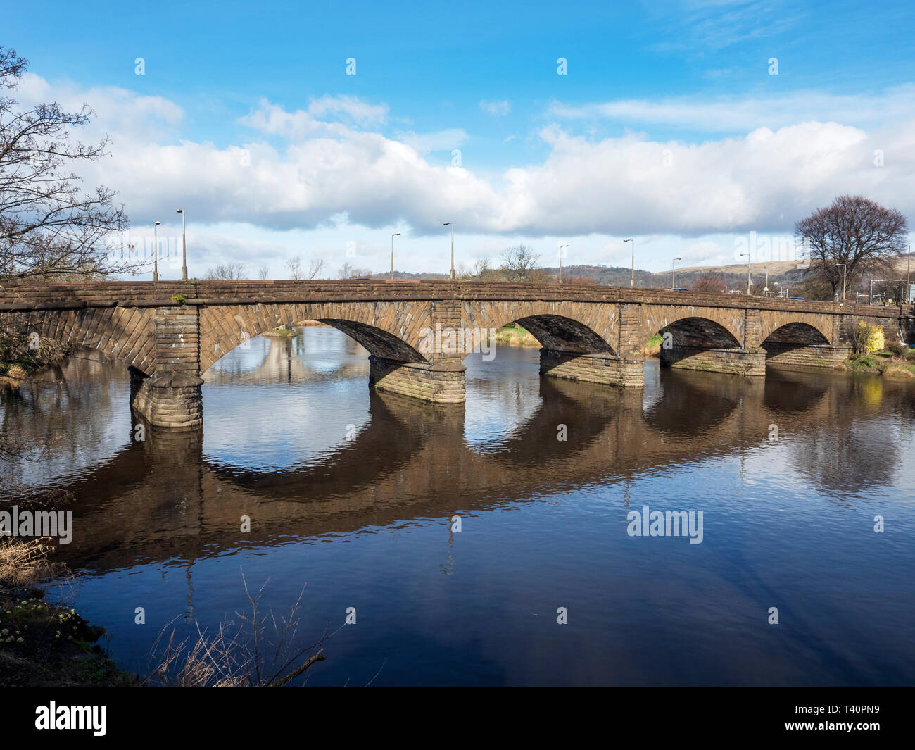 Stirling New Bridge Road Bridge entlang der Stirling Old Bridge über den Fluss Forth City von Stirling Schottland Stockfoto