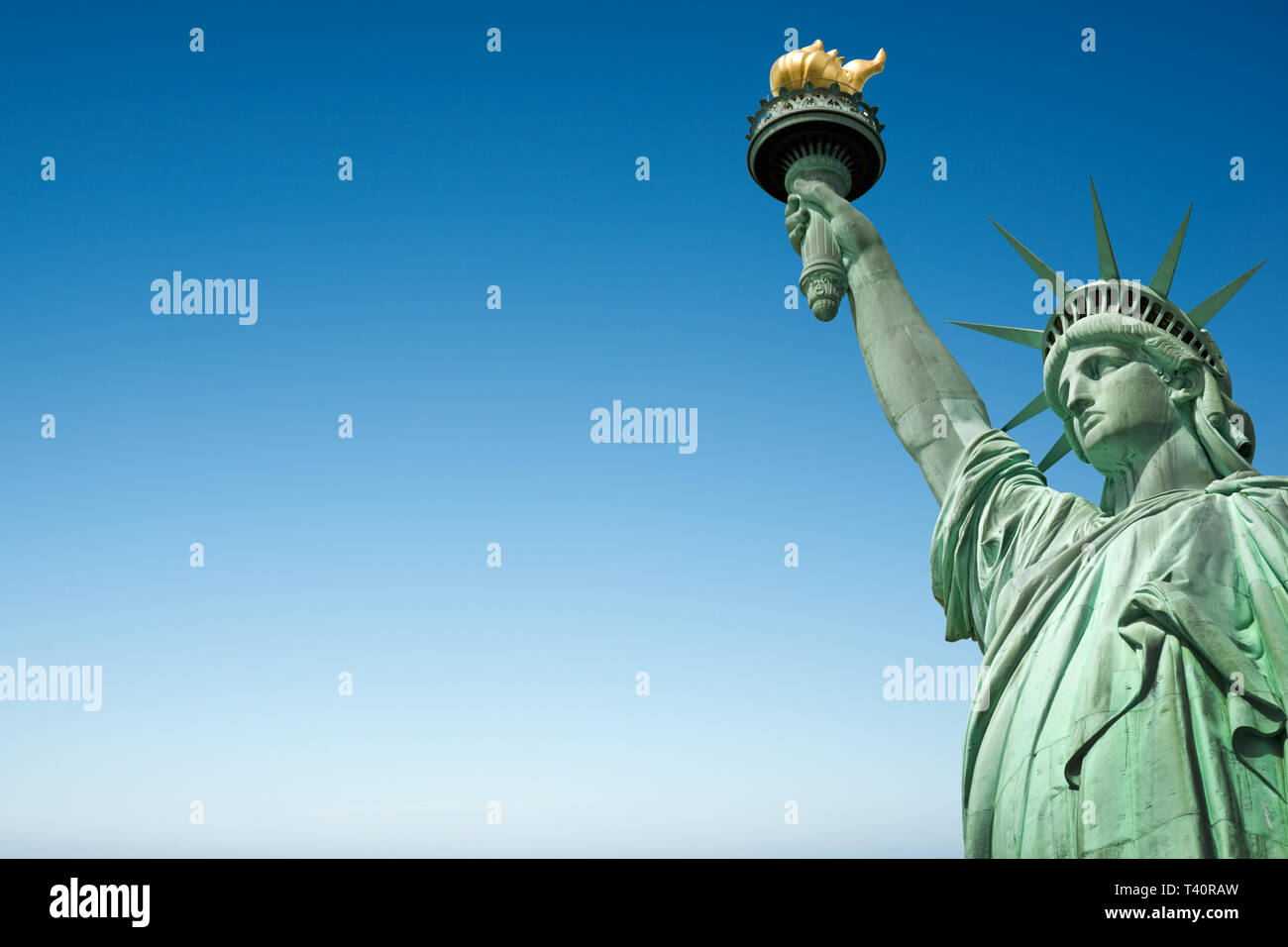 In der Nähe der Freiheitsstatue in New York, USA. Blauer Himmel mit Kopie Raum Stockfoto