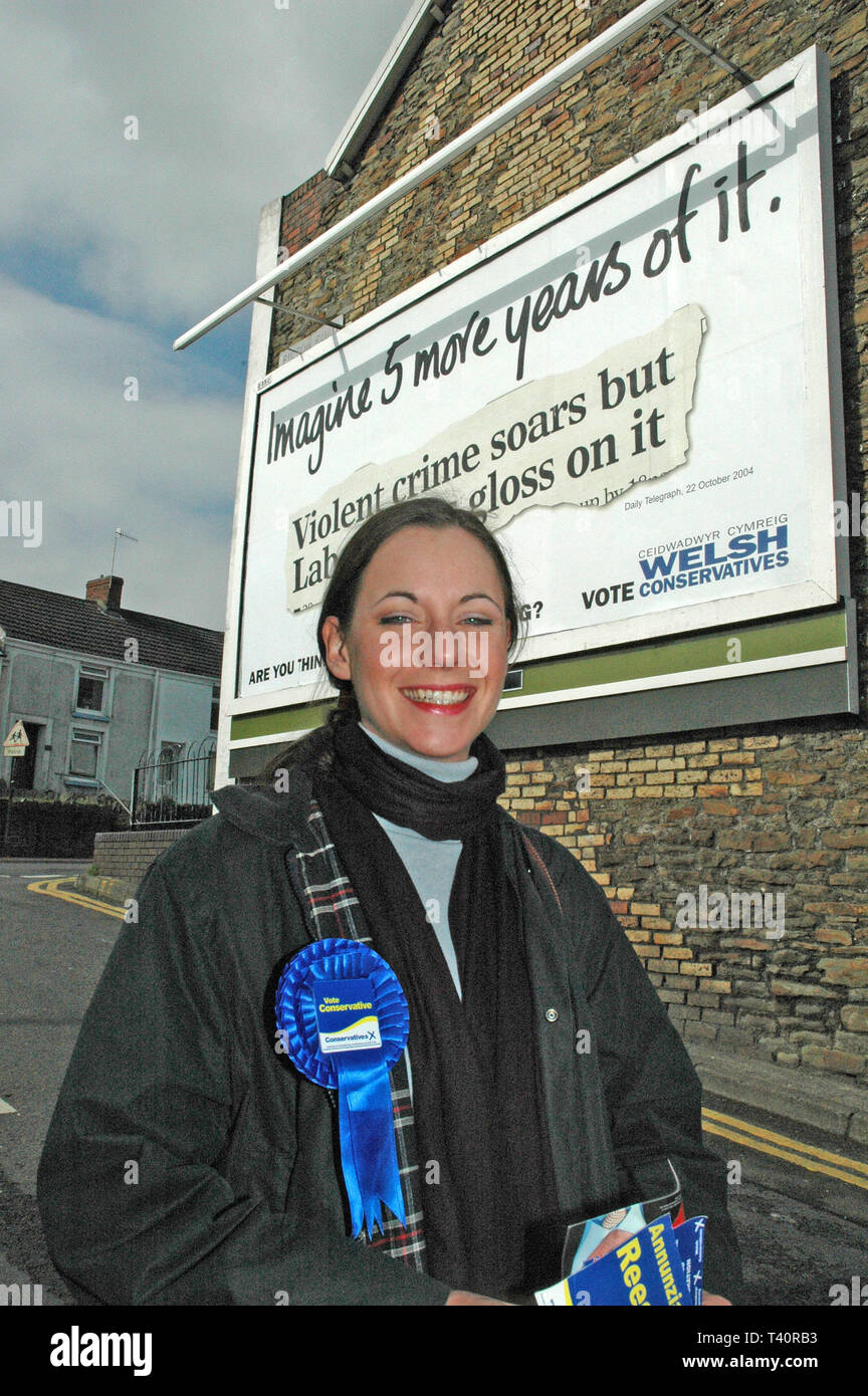 Datei Bild von Annunziata Rees-Mogg werbend in Skewen am 20. April 2005. Sie kämpfte für die Konservativen bei den allgemeinen Wahlen von 2005 für die sichere Arbeit Sitz der Aberavon, South Wales und kam auf Platz 4. Stockfoto