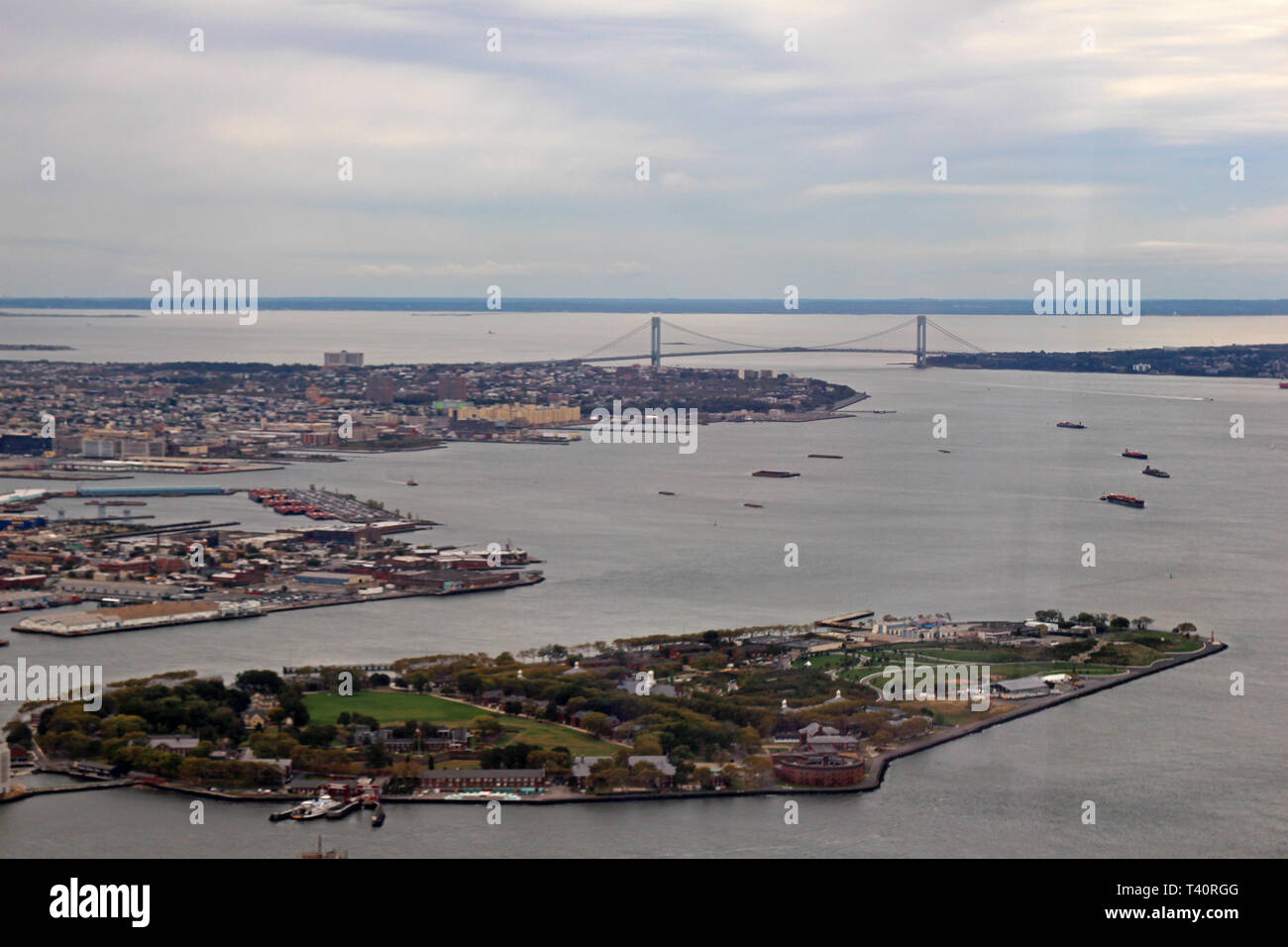 Blick auf Governors Island und Verrazzano - Narrows Bridge von oben auf das Neue World Trade Center, USA Stockfoto