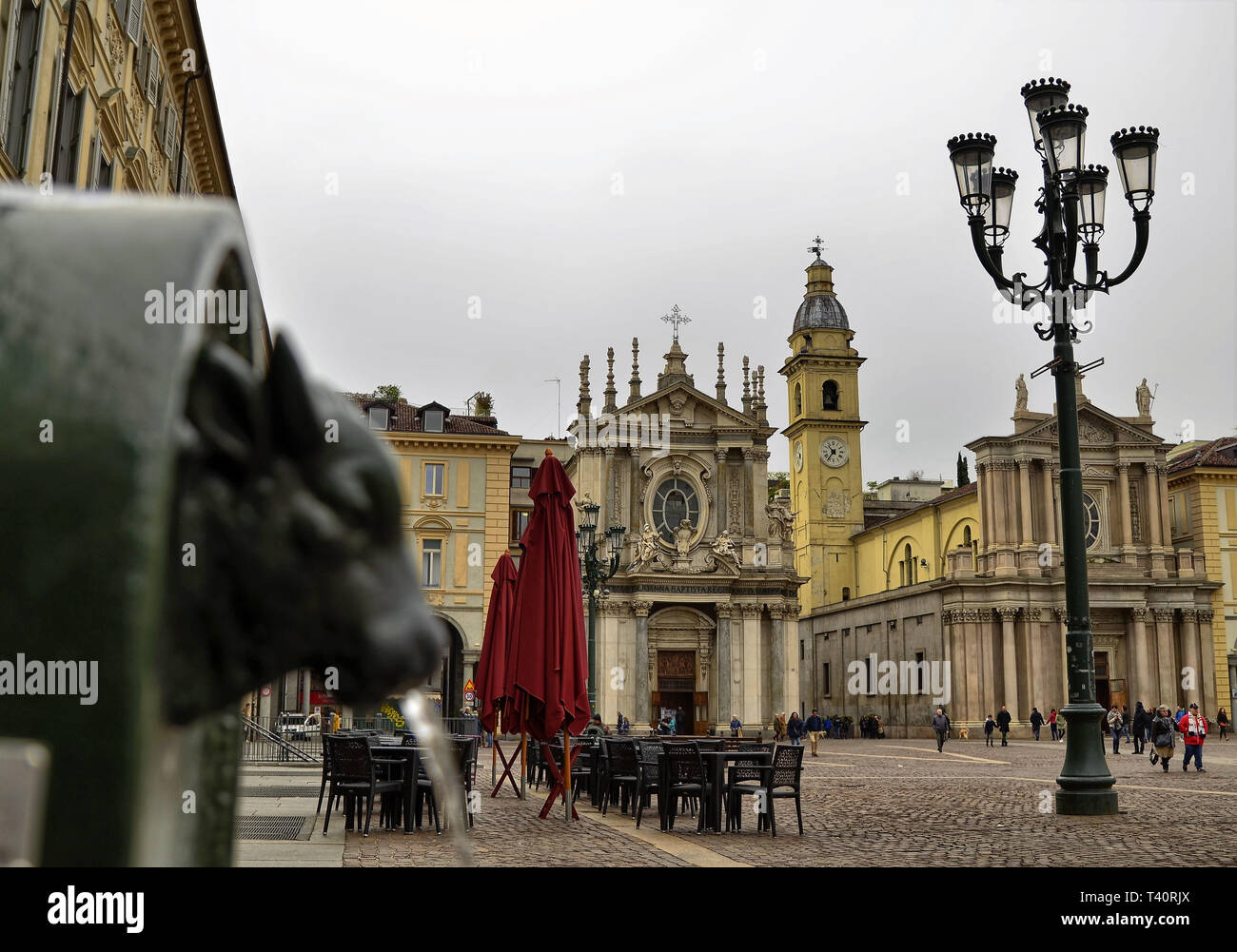 Turin, Piemont, Italien. April 2019. Ein Blick auf die Piazza San Carlo. Auf der linken Seite im Vordergrund der Brunnen mit dem Green Bull, namens turet, an der r Stockfoto