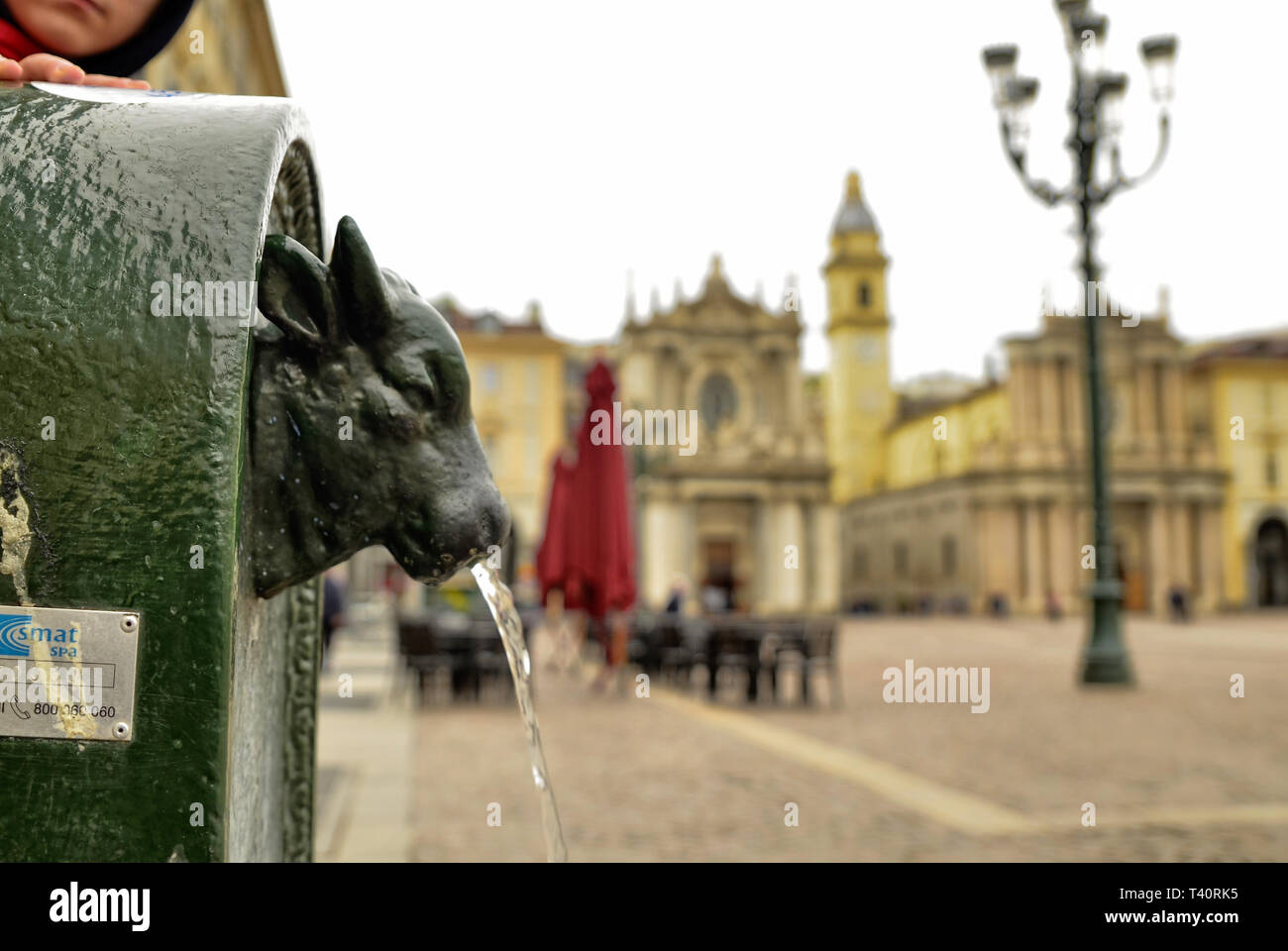 Turin, Piemont, Italien. April 2019. Ein Blick auf die Piazza San Carlo. Auf der linken Seite im Vordergrund der Brunnen mit dem Green Bull, namens turet, an der r Stockfoto