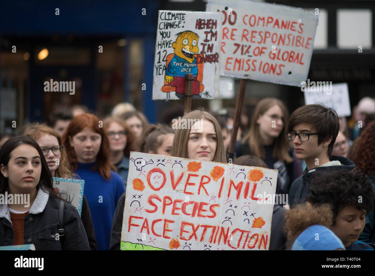 Schüler März durch das Stadtzentrum von Cambridge Teil in ein 'die zu nehmen - in "Klimawandel protestieren, wo Sie eine Kampagne gegen den Einsatz von fossilen Brennstoffen. Stockfoto