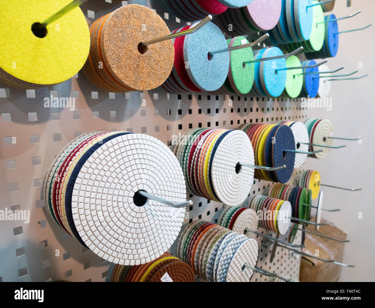 Closeup viele verschiedene Polieren und Schleifen austauschbare Festplatten für Industriewerkzeuge auf Stand auf der Hardware Markt hängen Stockfoto