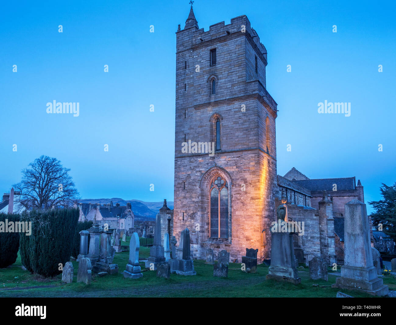 Kirche des Heiligen unfreundlich in der Dämmerung in der Altstadt Friedhof Stadt Stirling Schottland Stockfoto