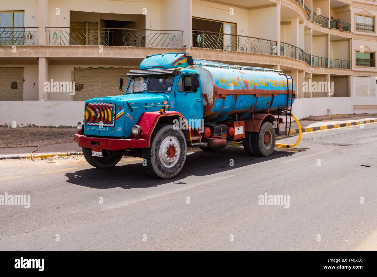 Ägypten, Hurghada - 04 Avril 2019: Verteilung von Trinkwasser mit einem Tankwagen in Hurghada in Ägypten Stockfoto