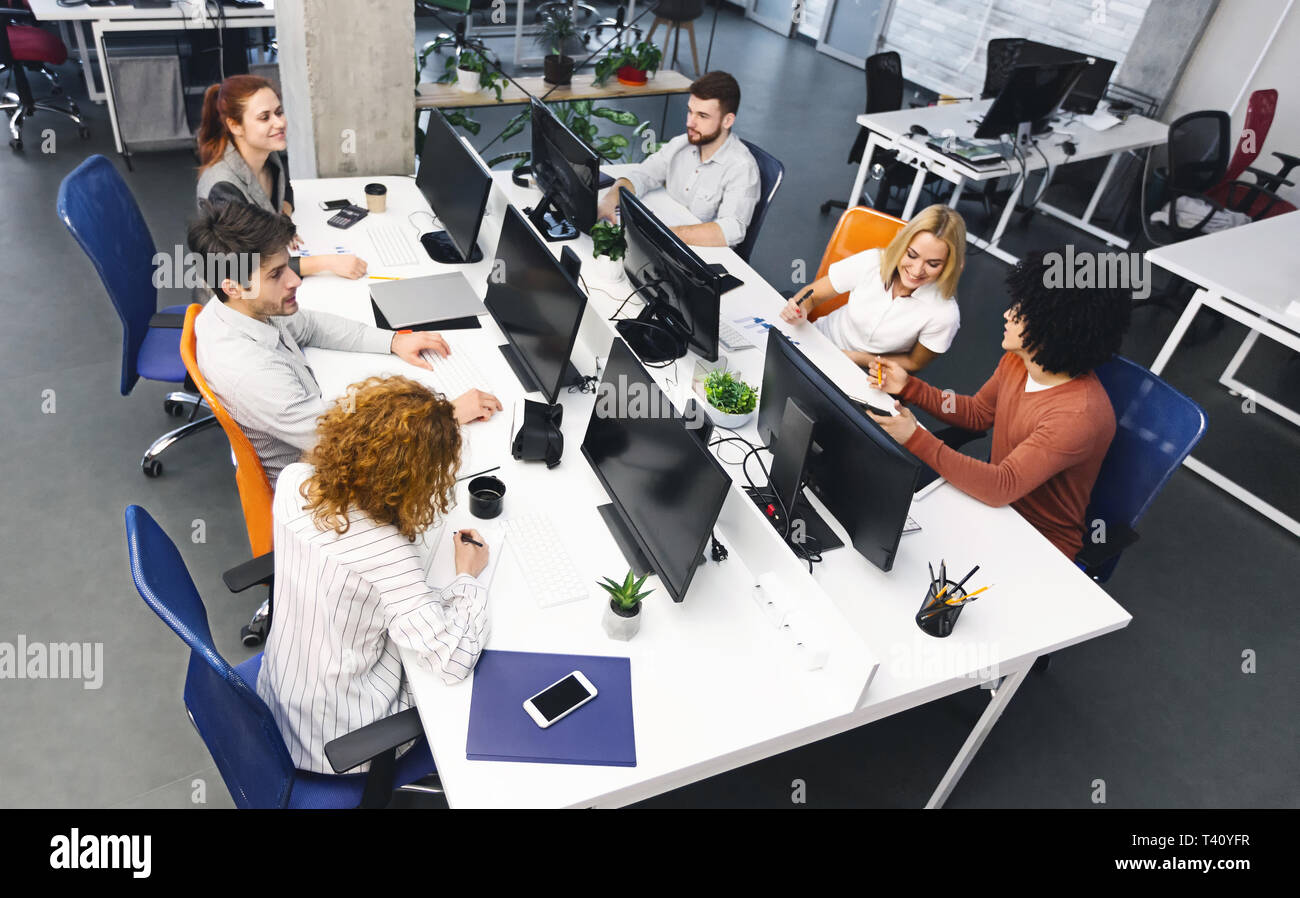 Gruppe junger Menschen diskutieren Projekt am Arbeitsplatz Stockfoto