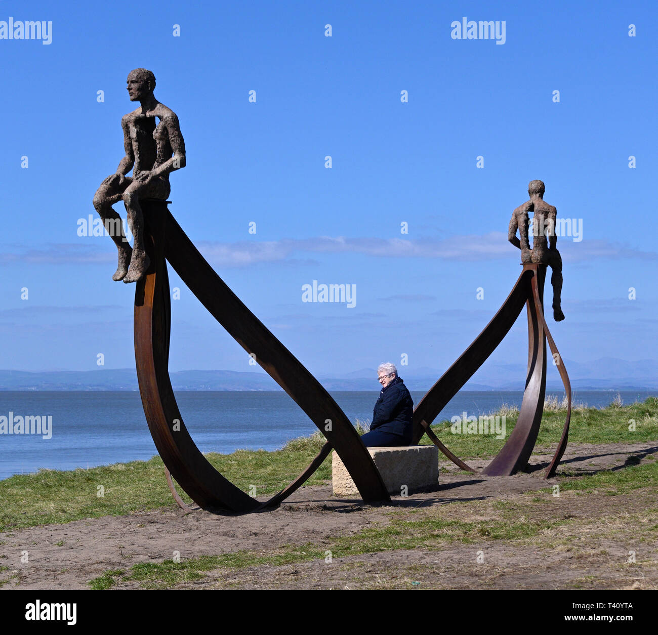 Besucher auf der hip', Metall, Skulptur von Anna Gillespie, 2019. Half Moon Bay, Heysham, Lancashire, England, Vereinigtes Königreich, Europa. Stockfoto