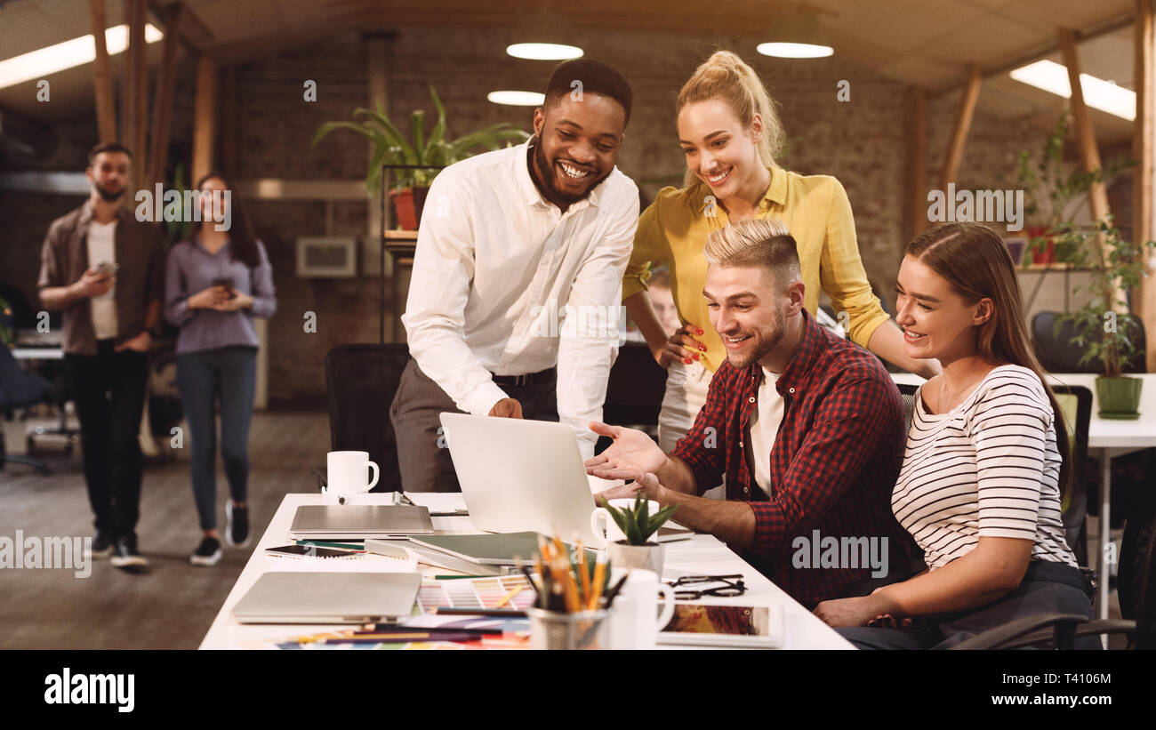 Junge Kolleginnen und Kollegen Diskutieren von Ideen in Coworking Büro Stockfoto