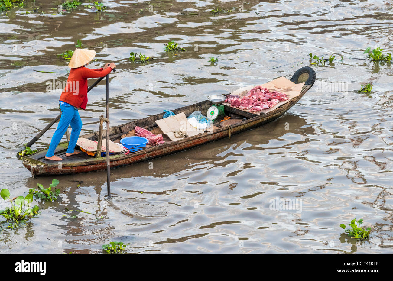 Ein fleisch Hersteller am frühen Morgen schwimmenden Markt im Mekong Delta, Vietnam Stockfoto