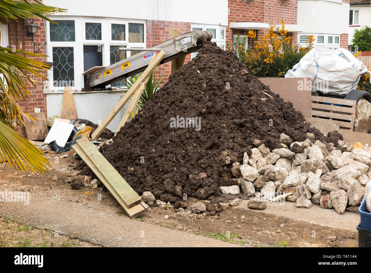 Maschine / Förderband entfernen Boden Ablagerungen und verwöhnen Abfälle aus Haus/Erdarbeiten/Aushub der Stiftung/Erweiterung/Verlängerung. UK. (107) Stockfoto