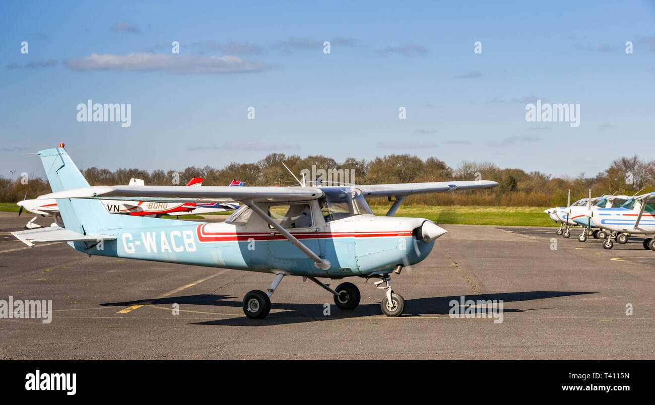 HIGH WYCOMBE, ENGLAND - MÄRZ 2019: Cessna Aerobat Licht trainer Flugzeuge in Wycombe Air Park rollen. Stockfoto