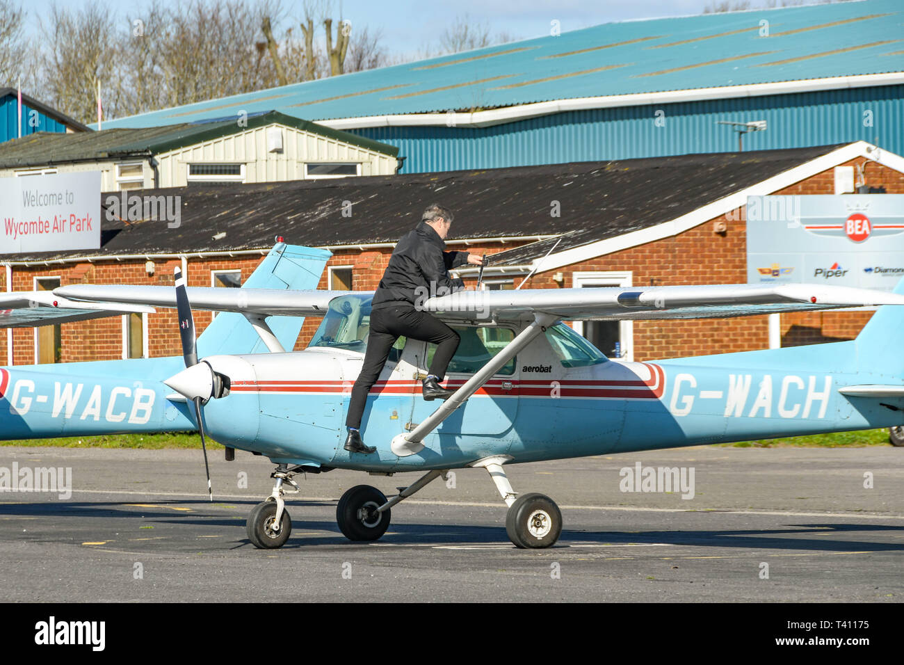 HIGH WYCOMBE, ENGLAND - MÄRZ 2019: Person prüfen Sie den Kraftstofftank vor Flug mit einer Cessna Aerobat Licht trainer Flugzeuge in Wycombe Air Park. Stockfoto