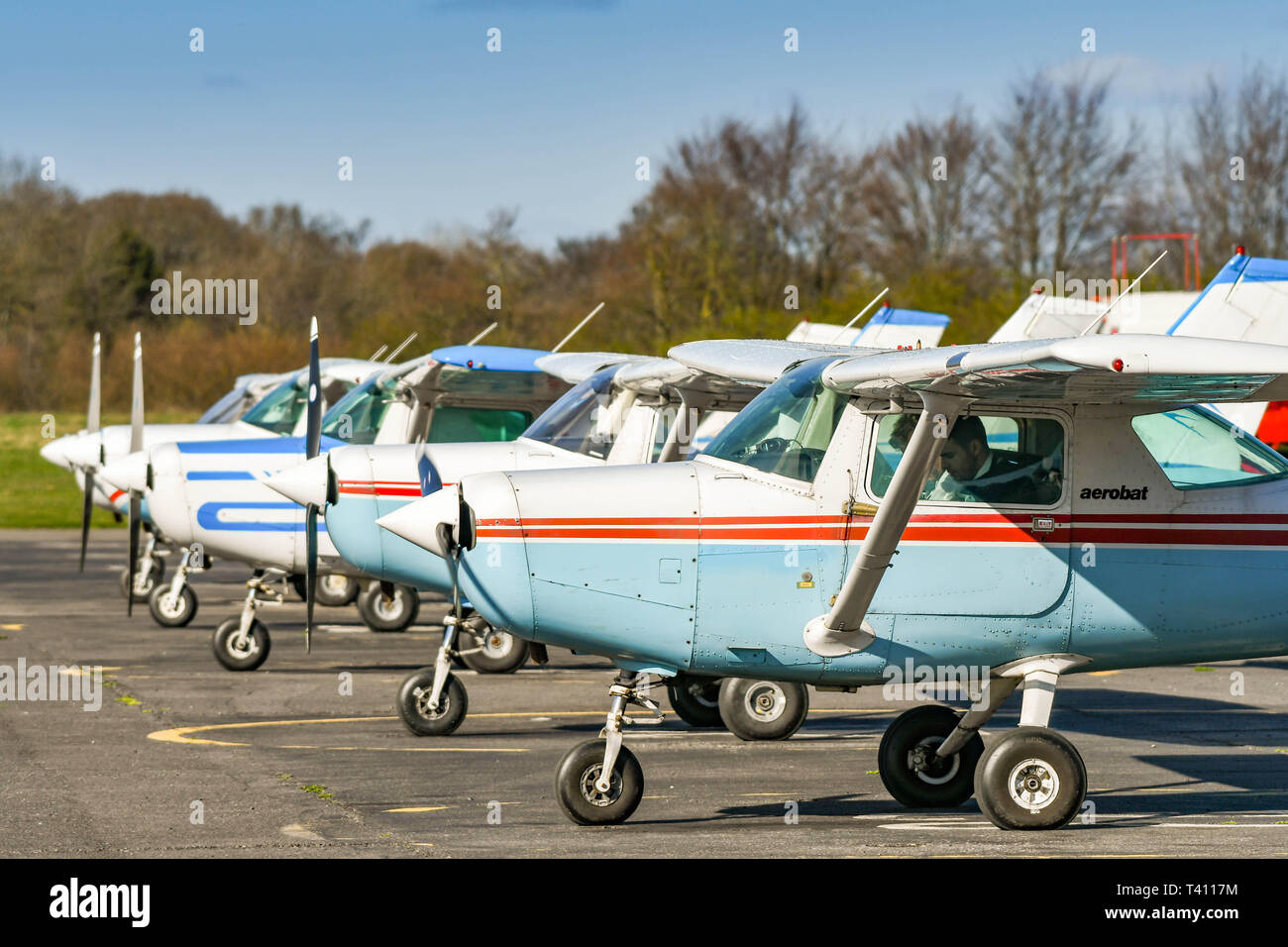 HIGH WYCOMBE, ENGLAND - MÄRZ 2019: Cessna Aerobat Licht trainer Flugzeuge im Wycombe Air Park geparkt. Stockfoto