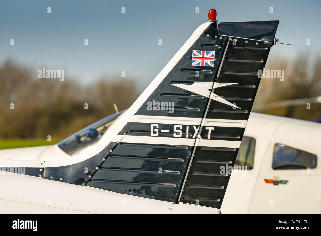 HIGH WYCOMBE, ENGLAND - MÄRZ 2019: Schwanzflosse eines Piper Warrior Light aircraft in Wycombe Air Park in British Airways BOAC retro Farbschema Stockfoto