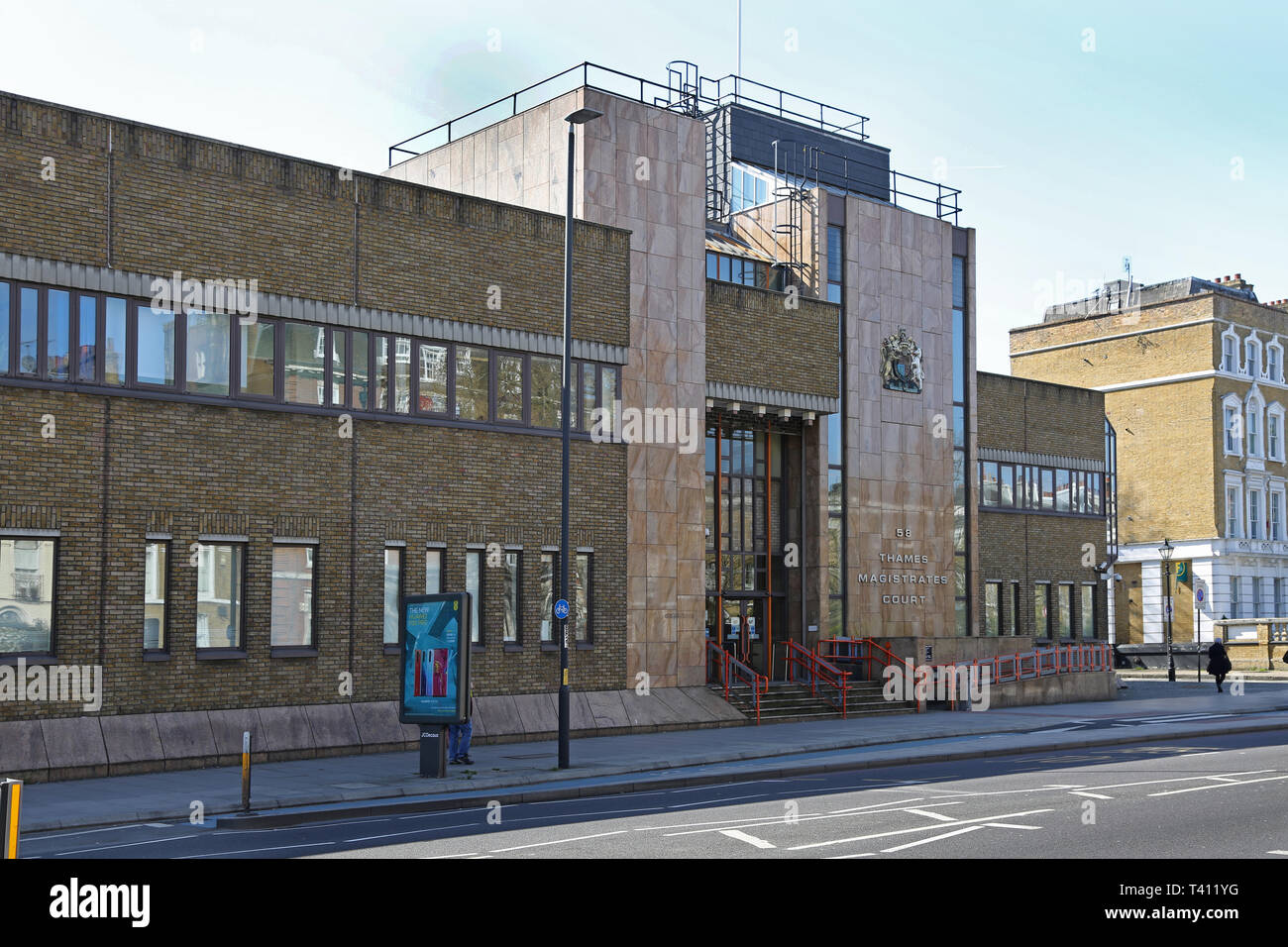 Themse Richter-Gericht Gebäude auf Bow Road, London, UK. Zeigt den Haupteingang. Stockfoto