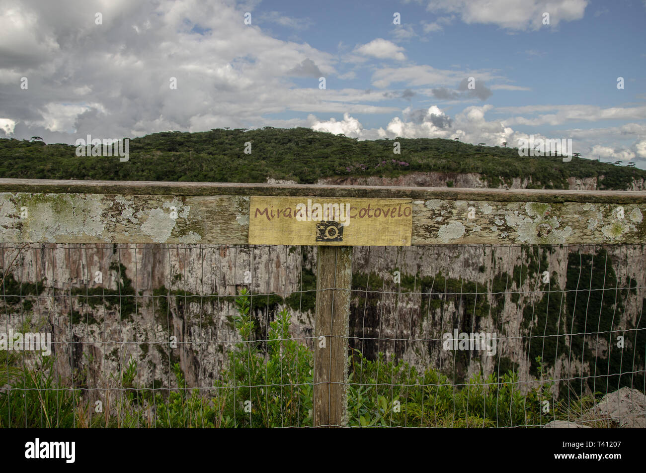 Beeindruckende Aussichten: Der Cotovelo Aussichtspunkt in Cabara do Sul Stockfoto