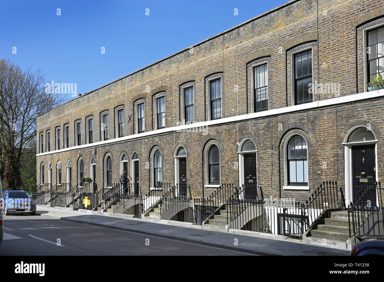 Eine Reihe von original viktorianischen Reihenhaus Cottages in Falmouth Street, London, UK. Stockfoto