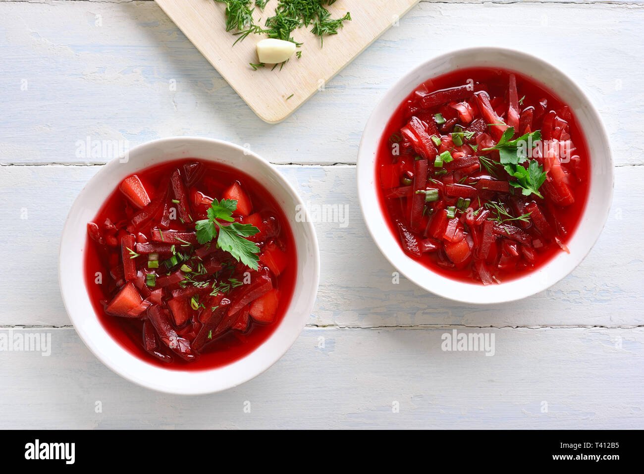 Rote-bete-Suppe in der Schüssel auf weißem Holz- Hintergrund ...