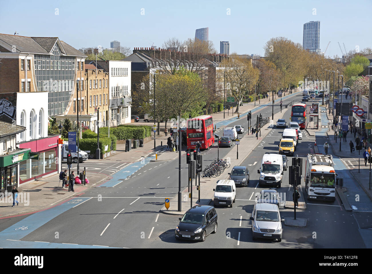 Vollständig integrierte Radwege auf der Mile End Road/Bow Road im Londoner East End. Zeigt Fahrradwege, Busspuren und schwimmende Bushaltestellen. Stockfoto