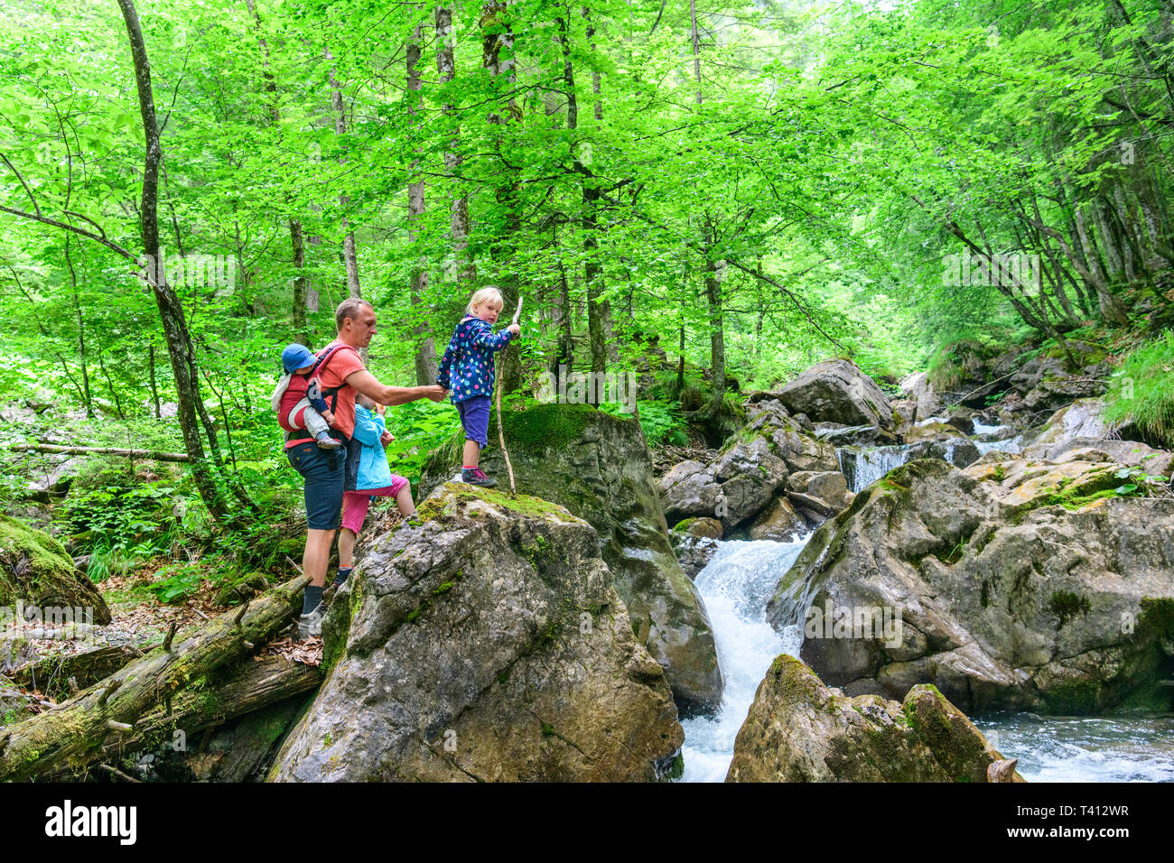 Familie Natur entdecken im Allgäu Berge Stockfoto