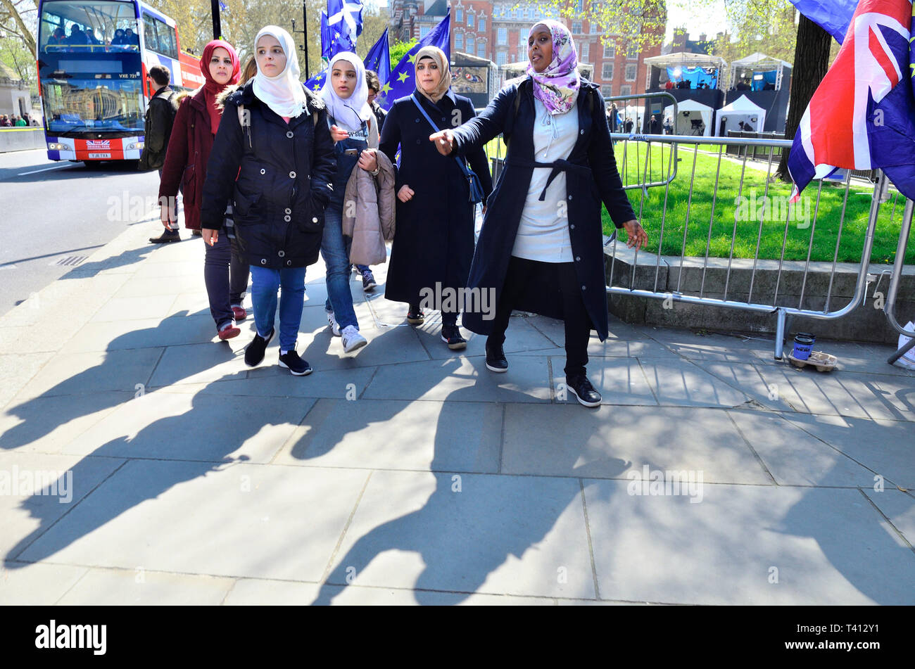 London, England, UK. Muslimische Frauen mit Kopftuch, College Green, Westminster während Brexit Proteste Stockfoto