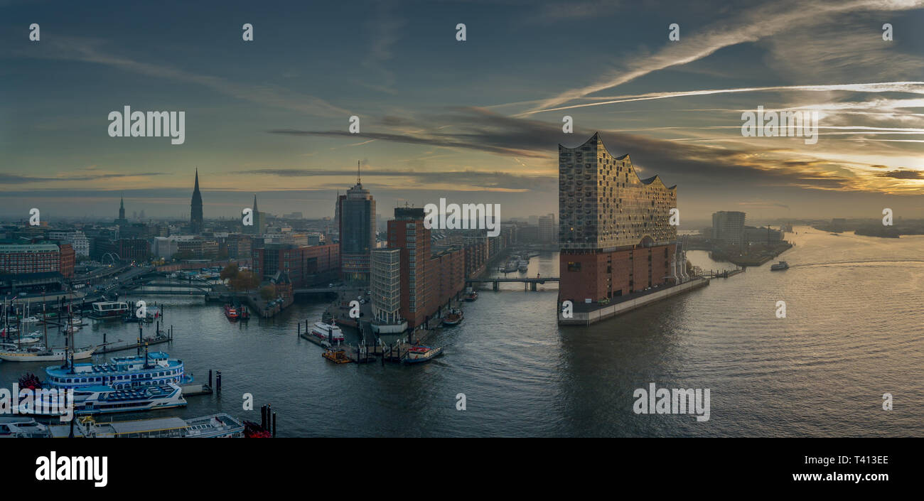 Luftaufnahme der Elbphilharmonie bei Sonnenuntergang Stockfoto