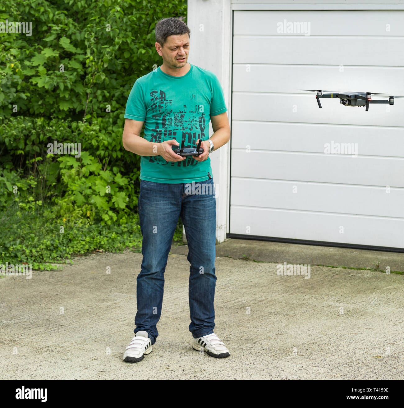 Mann mit quadrocopter in Aktion Stockfoto