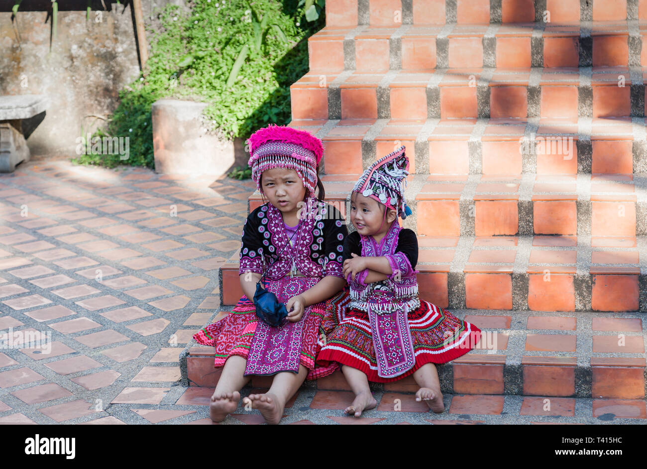 Chiang Mai, Thailand - November 06, 2015: Zwei thailändische Kinder in traditioneller Kleidung auf die Treppe zu den Goldenen Tempel von Chiang Mai. Stockfoto