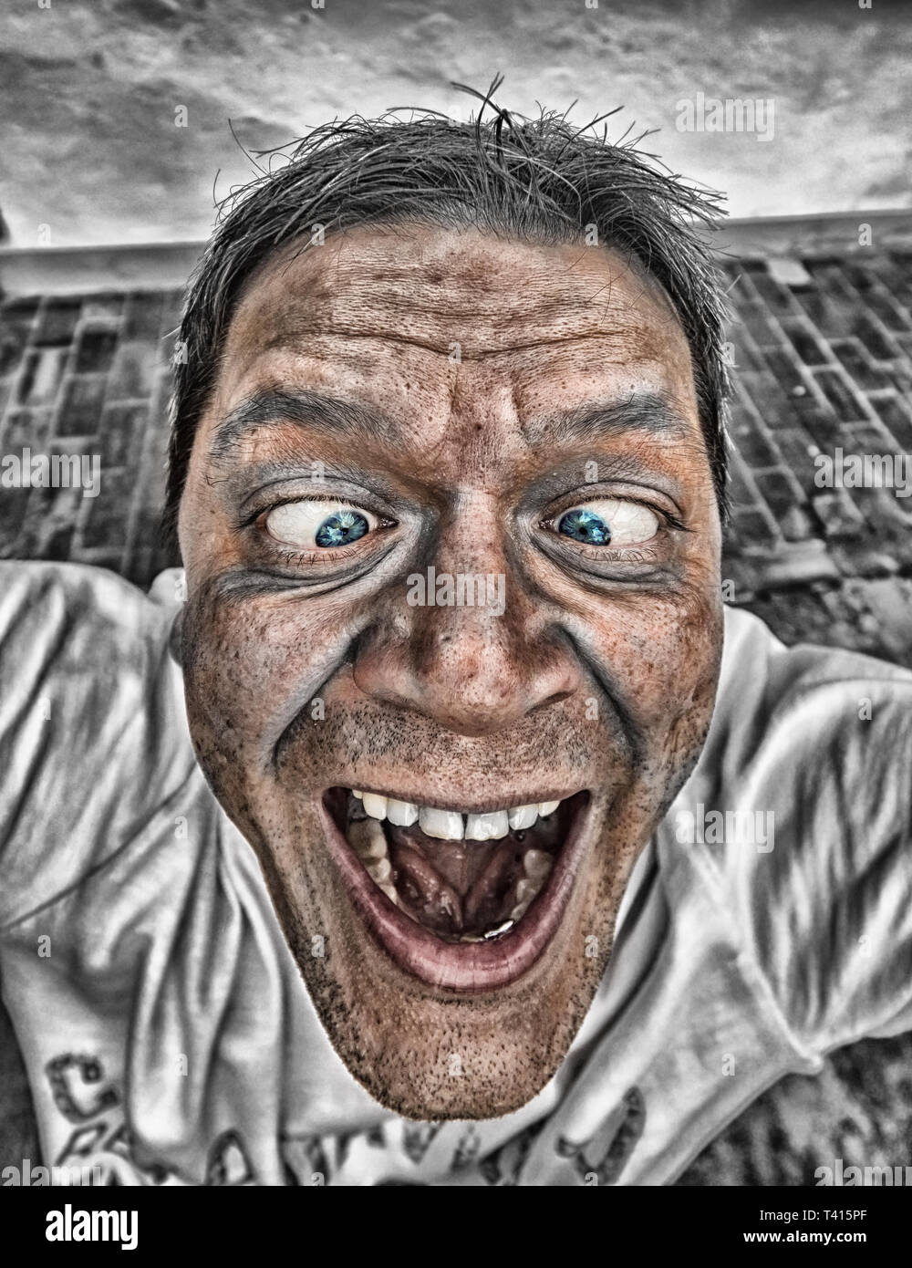 Close-up von einem Mann mit wahnsinnig komischen Gesicht Stockfoto