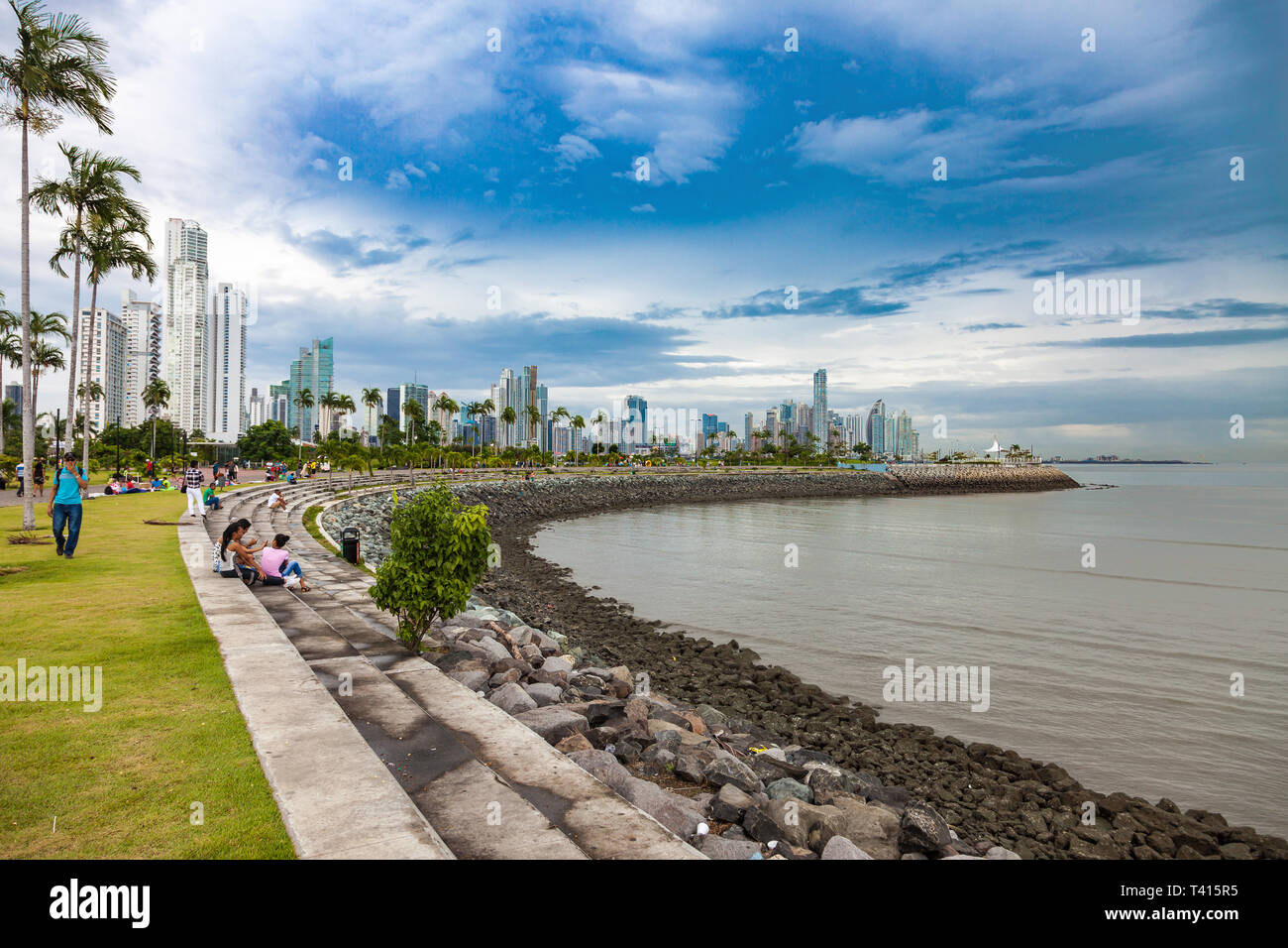 Panama City, Panama - November 06, 2016: Blick vom Fischmarkt auf die Skyline von Panama City. Stockfoto