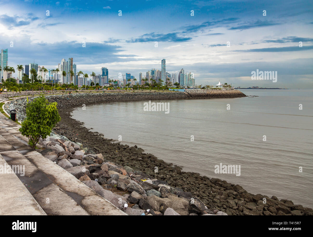 Panama City, Panama - November 06, 2016: Blick vom Fischmarkt auf die Skyline von Panama City. Stockfoto