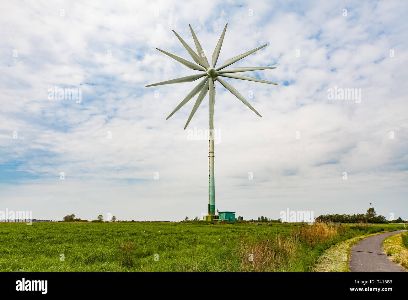 Windkraftanlage mit mehreren Rotorblätter - Fotomontage Stockfoto