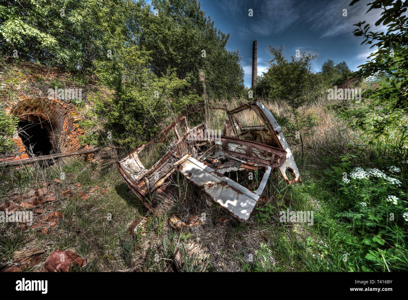 Schrott Auto vor einem verlassenen Ziegelei - verlorene Orte Stockfoto