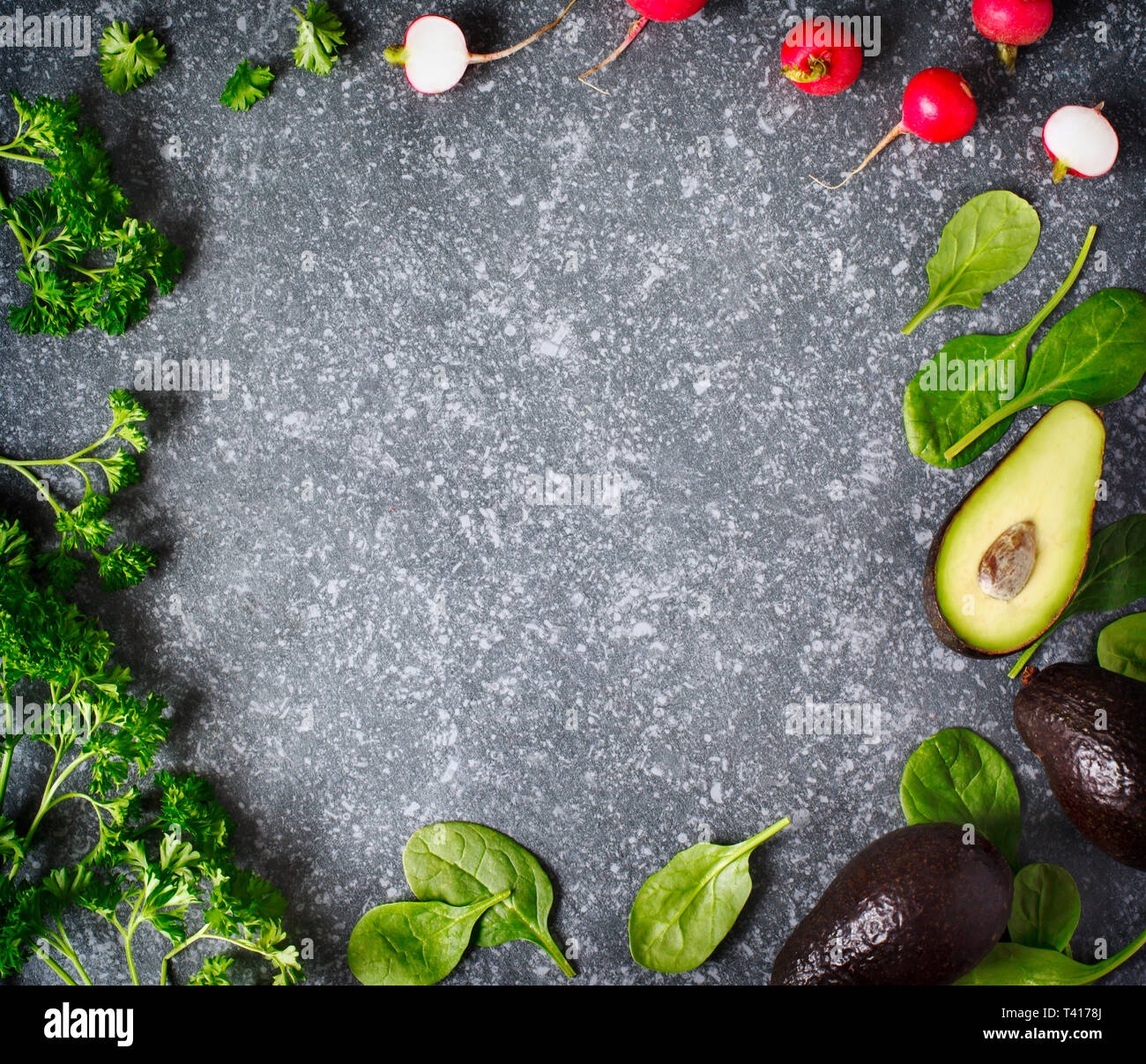 Frisches Obst, Gemüse und Kräutern auf einem Tisch aus Stein Stockfoto