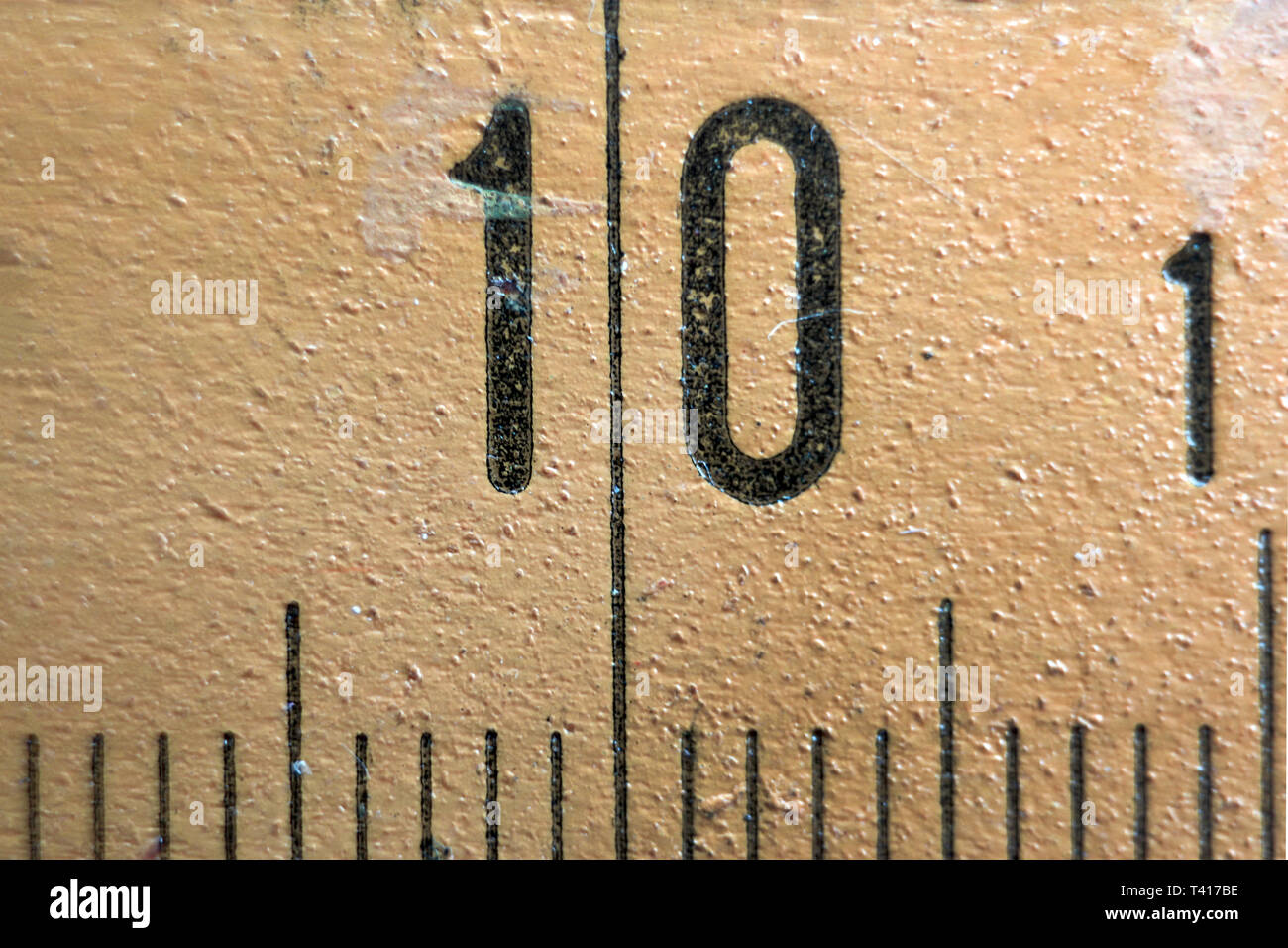 Nummer 10 auf vintage Holz- Zollstock auf weißem Hintergrund gedruckt. auf weißem Hintergrund, Nahaufnahme Stockfoto